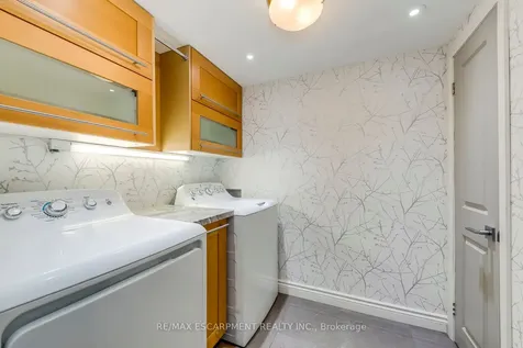 4306 Lakeshore Road Burlington ON L7L 1A8