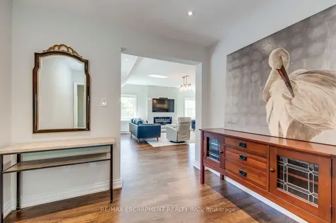 4306 Lakeshore Road Burlington ON L7L 1A8