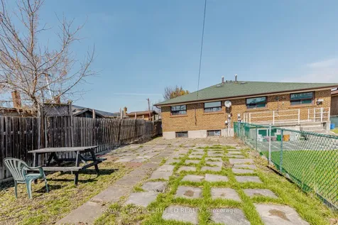 7256 Lancaster Avenue S Mississauga ON L4T 2L6