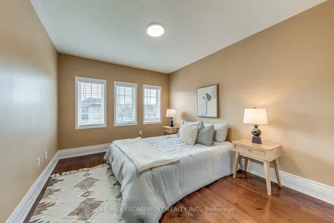 5811 Page Crescent Burlington ON L7L 7N9