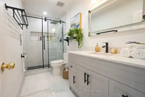 108 Hisey Crescent Toronto ON M3N 1V1