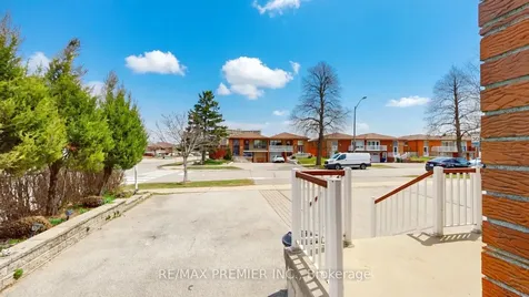 108 Hisey Crescent Toronto ON M3N 1V1
