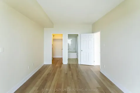 2511 Lakeshore Road W Oakville ON L6L 6L9