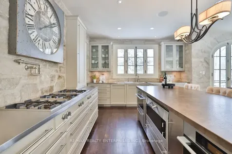 1093 Algonquin Drive Mississauga ON L5H 1P3