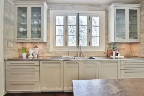 1093 Algonquin Drive Mississauga ON L5H 1P3
