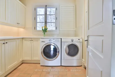 1093 Algonquin Drive Mississauga ON L5H 1P3