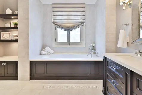 1093 Algonquin Drive Mississauga ON L5H 1P3