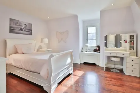 1093 Algonquin Drive Mississauga ON L5H 1P3