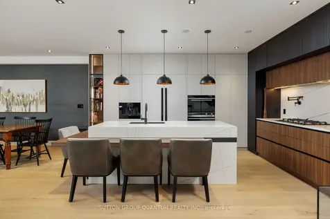 20A Broadview Avenue Mississauga ON L5H 2S9