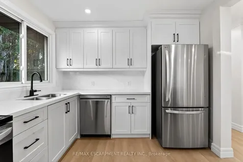 646 Cumberland Avenue Burlington ON L7N 2X5