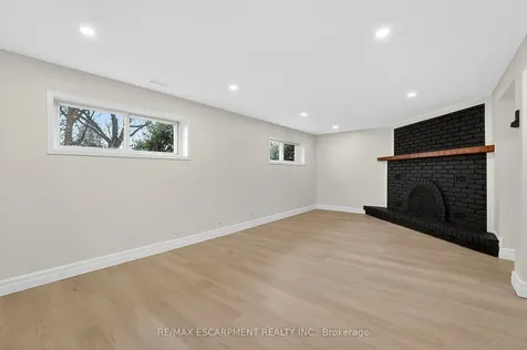 646 Cumberland Avenue Burlington ON L7N 2X5