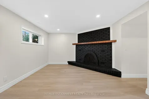 646 Cumberland Avenue Burlington ON L7N 2X5