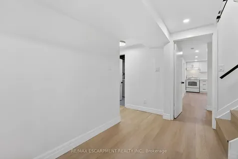 646 Cumberland Avenue Burlington ON L7N 2X5