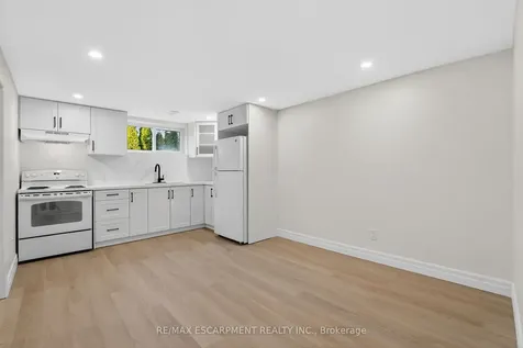 646 Cumberland Avenue Burlington ON L7N 2X5