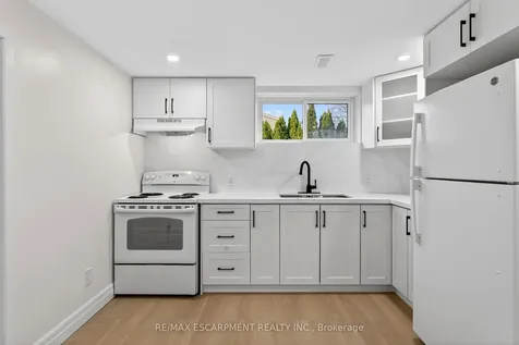 646 Cumberland Avenue Burlington ON L7N 2X5