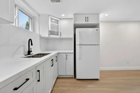 646 Cumberland Avenue Burlington ON L7N 2X5