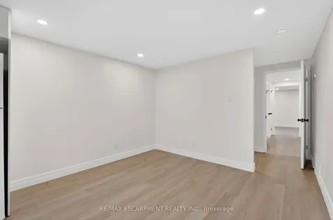 646 Cumberland Avenue Burlington ON L7N 2X5