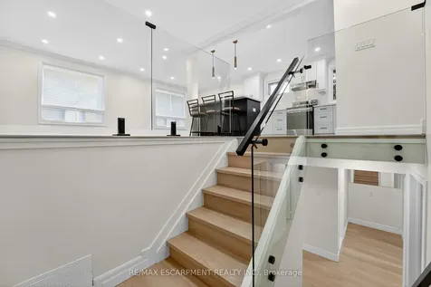 646 Cumberland Avenue Burlington ON L7N 2X5