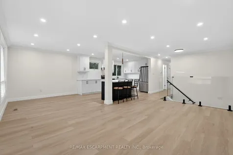 646 Cumberland Avenue Burlington ON L7N 2X5