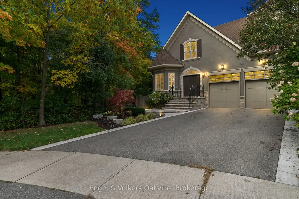 493 Berkley Court Oakville ON L6H 6Y9