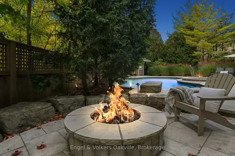 493 Berkley Court Oakville ON L6H 6Y9