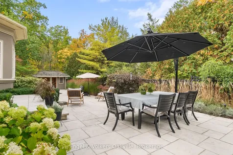 493 Berkley Court Oakville ON L6H 6Y9