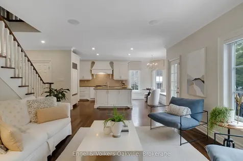 493 Berkley Court Oakville ON L6H 6Y9
