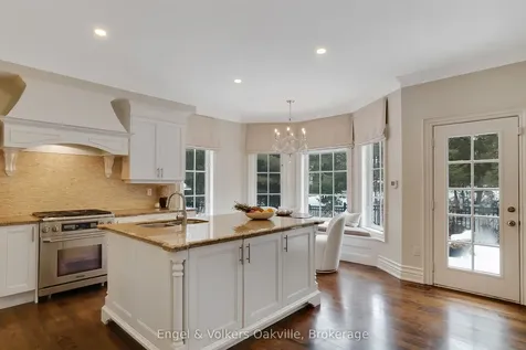 493 Berkley Court Oakville ON L6H 6Y9