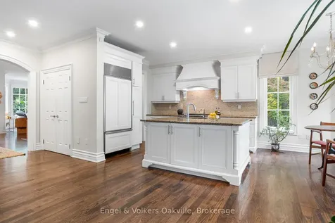 493 Berkley Court Oakville ON L6H 6Y9