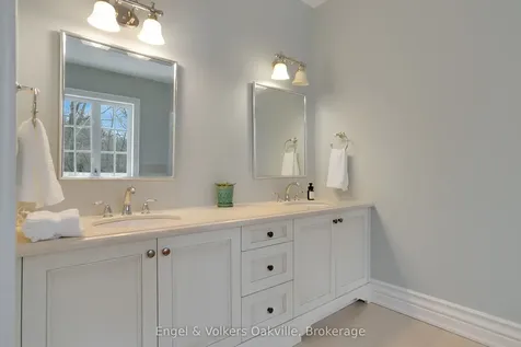 493 Berkley Court Oakville ON L6H 6Y9