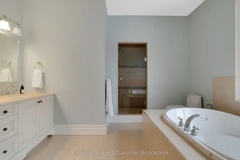 493 Berkley Court Oakville ON L6H 6Y9