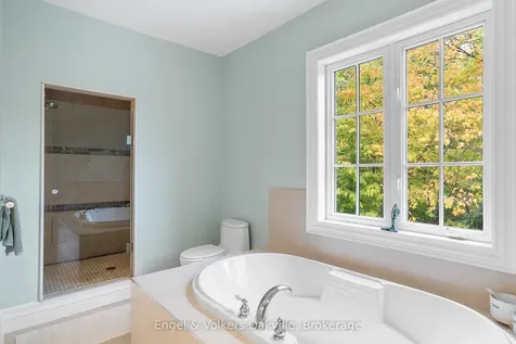 493 Berkley Court Oakville ON L6H 6Y9