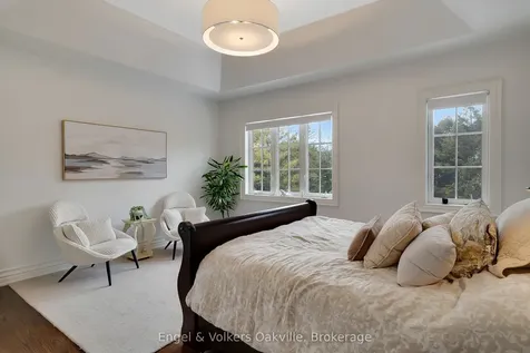 493 Berkley Court Oakville ON L6H 6Y9