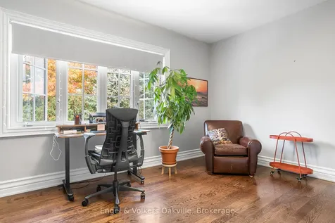 493 Berkley Court Oakville ON L6H 6Y9