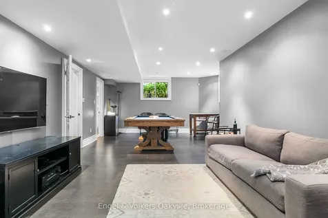 493 Berkley Court Oakville ON L6H 6Y9