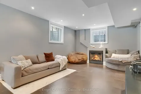 493 Berkley Court Oakville ON L6H 6Y9