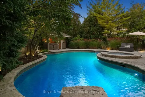493 Berkley Court Oakville ON L6H 6Y9