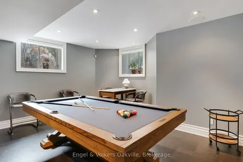 493 Berkley Court Oakville ON L6H 6Y9