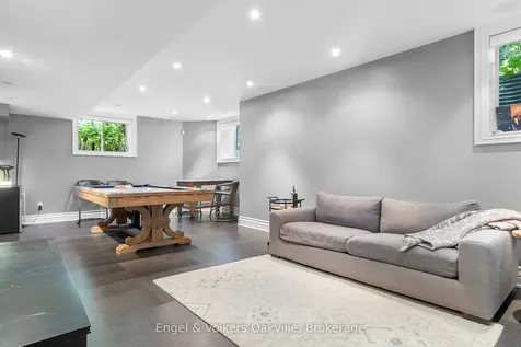 493 Berkley Court Oakville ON L6H 6Y9