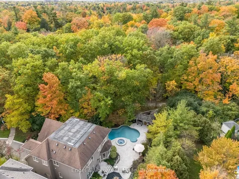 493 Berkley Court Oakville ON L6H 6Y9