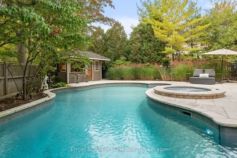 493 Berkley Court Oakville ON L6H 6Y9