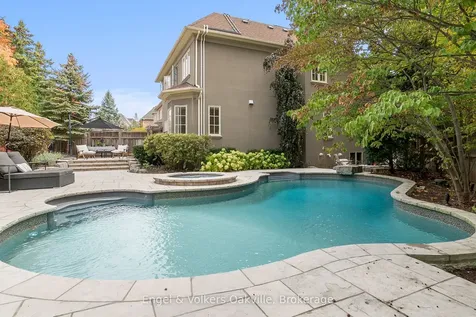 493 Berkley Court Oakville ON L6H 6Y9