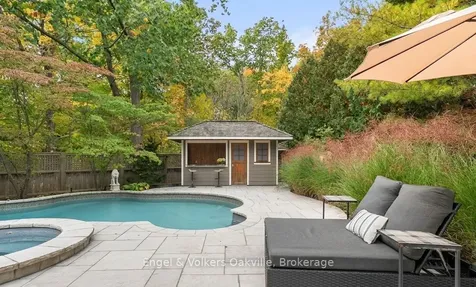 493 Berkley Court Oakville ON L6H 6Y9