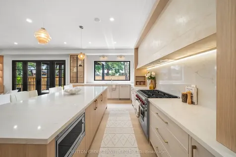 121 Edgecroft Road Toronto ON M8Z 2C2