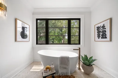 121 Edgecroft Road Toronto ON M8Z 2C2