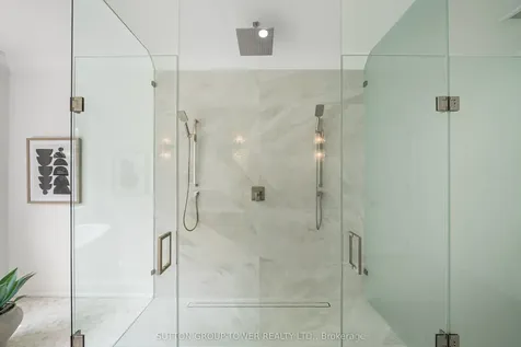 121 Edgecroft Road Toronto ON M8Z 2C2