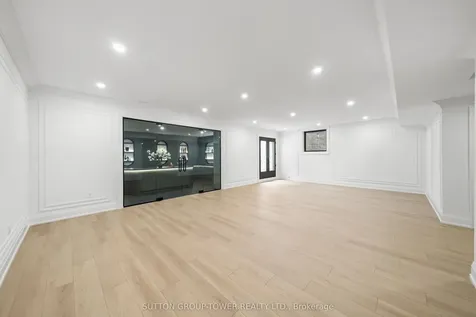 121 Edgecroft Road Toronto ON M8Z 2C2