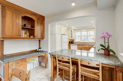 716 Cameron Court Mississauga ON L5C 3B9
