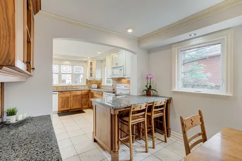 716 Cameron Court Mississauga ON L5C 3B9