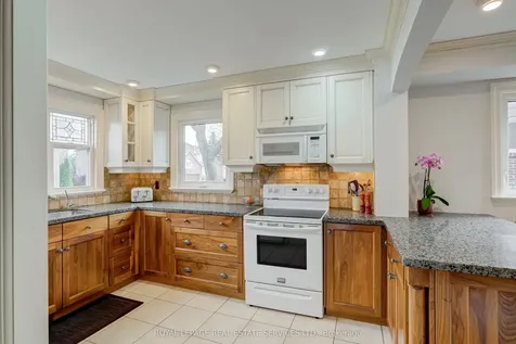 716 Cameron Court Mississauga ON L5C 3B9